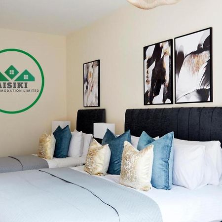 ווטפורד Aisiki Living At Alexandra Road, 2-Bedroom & 2-Bathroom With King Or Twin Beds And With Free Wi-Fi & Parking מראה חיצוני תמונה