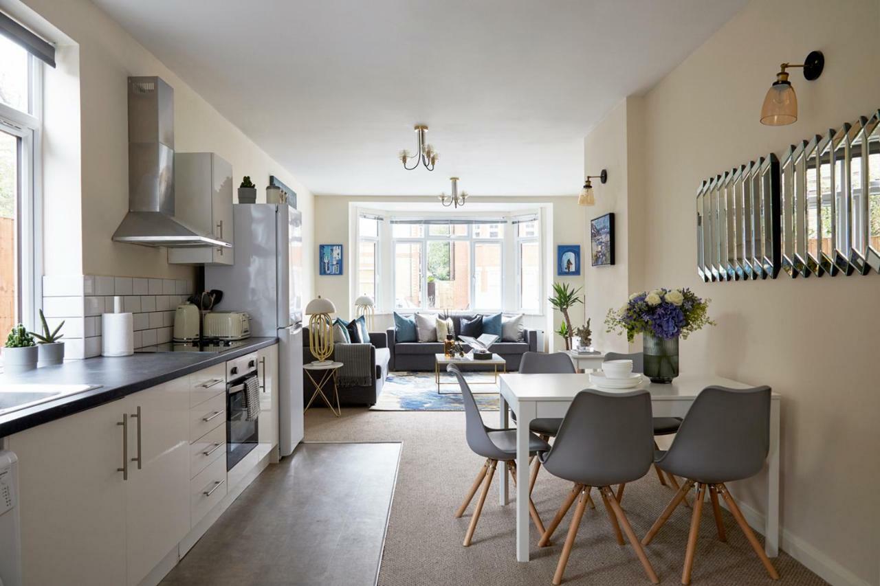 ווטפורד Aisiki Living At Alexandra Road, 2-Bedroom & 2-Bathroom With King Or Twin Beds And With Free Wi-Fi & Parking מראה חיצוני תמונה