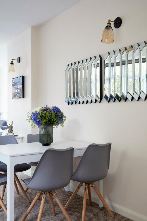 ווטפורד Aisiki Living At Alexandra Road, 2-Bedroom & 2-Bathroom With King Or Twin Beds And With Free Wi-Fi & Parking מראה חיצוני תמונה