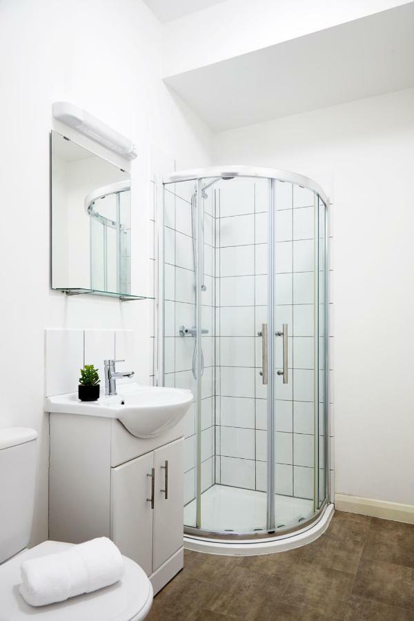 ווטפורד Aisiki Living At Alexandra Road, 2-Bedroom & 2-Bathroom With King Or Twin Beds And With Free Wi-Fi & Parking מראה חיצוני תמונה